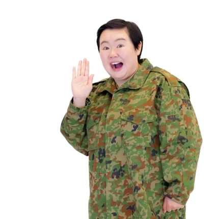 迷彩服で手を振るやす子さん