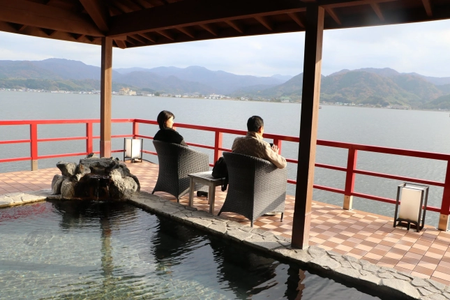湖に浮かぶ露天風呂